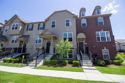 2940 Glenbar Cir, Rochester Hills, MI, 48307-4361 | Card Image
