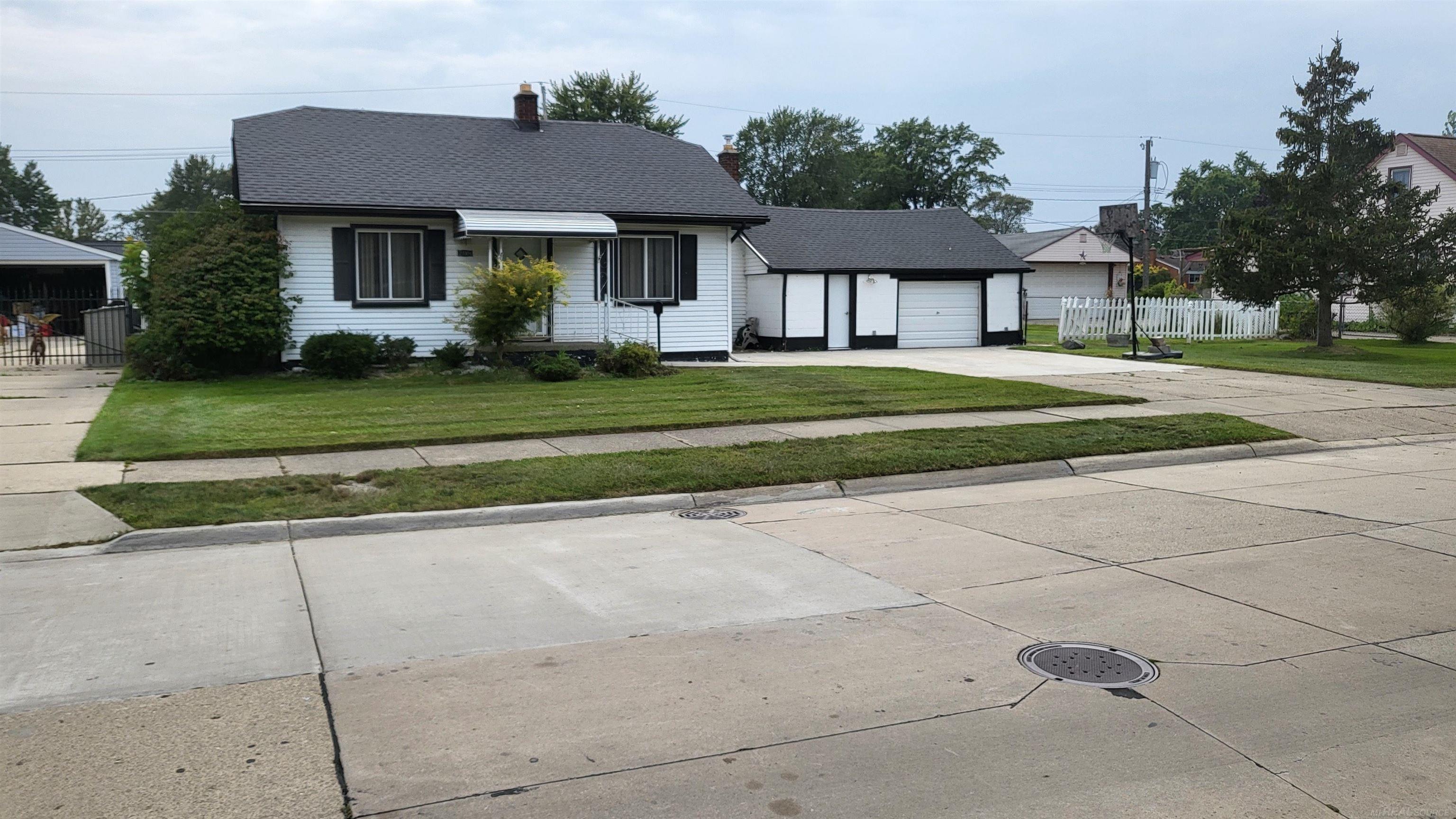 Beverly St, Saint Clair Shores, MI 48082