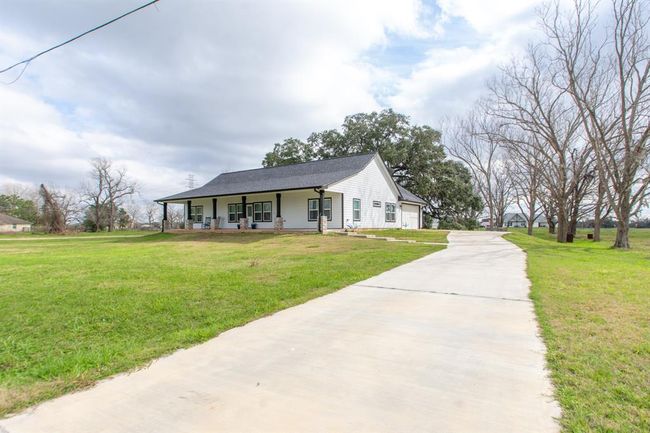 202 Horse Shoe Trl, House other with 3 bedrooms, 2 bathrooms and 2 parking in Angleton TX | Image 35