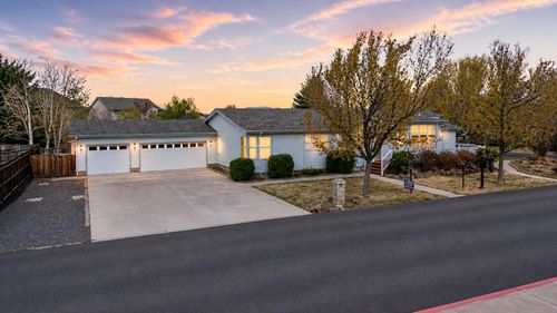 533 Ne Shoshone Dr, Redmond, OR, 97756-8570 | Card Image