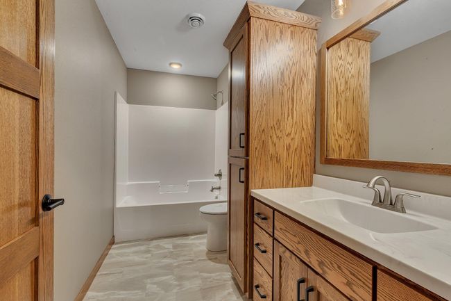 Main Guest Full Bathroom | Image 16