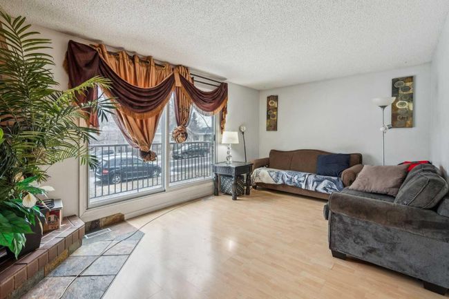 509 and 511 13 Avenue Ne, Home with 5 bedrooms, 2 bathrooms and 3 parking in Calgary AB | Image 4