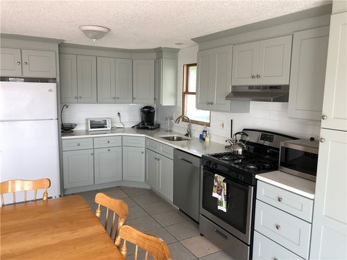 8 Seascape Ave, Middletown, RI, 02842-5853 | Card Image