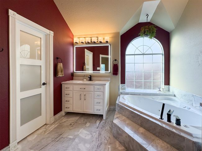 Primary Bathroom | Image 19