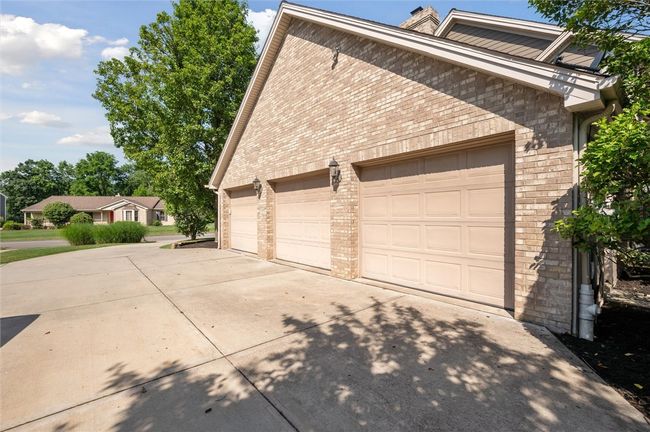 Oversized 3 car garage | Image 5