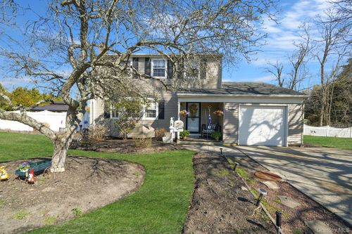 9 Southern Blvd, East Patchogue, NY, 11772-5809 | Card Image