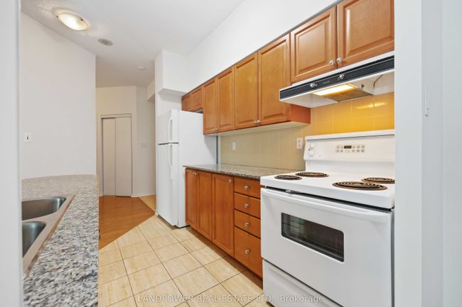 1017 - 230 Queens Quay W, Condo with 2 bedrooms, 1 bathrooms and null parking in Toronto ON | Image 17