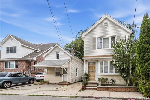 27 & 31 Kennedy Road, North Hempstead, NY, 11577 | Card Image