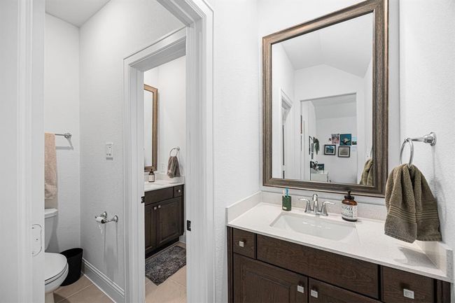 Hollywood bath with great storage. | Image 40