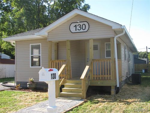 130 E Maple St, Hartford, IL, 62048-1115 | Card Image