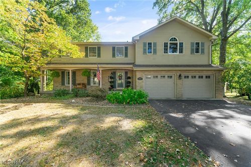 6976 White Oak Dr, Hubbard, OH, 44425-3054 | Card Image