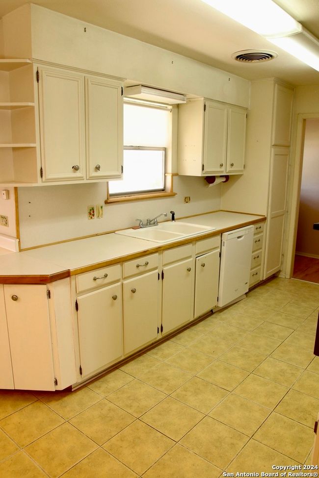 1902 College St, House other with 3 bedrooms, 2 bathrooms and null parking in Junction TX | Image 8