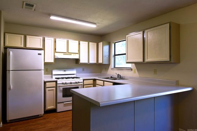 802 Lindy Cv, House other with 3 bedrooms, 2 bathrooms and null parking in Bryant AR | Image 4