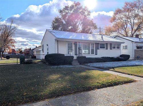 980 Radcliff St, Garden City, MI, 48135-1051 | Card Image