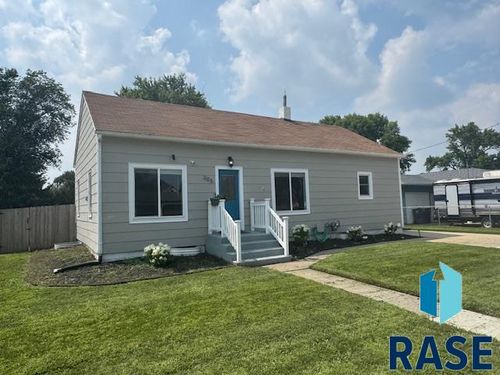 305 S Elm St, Lennox, SD, 57039-2210 | Card Image