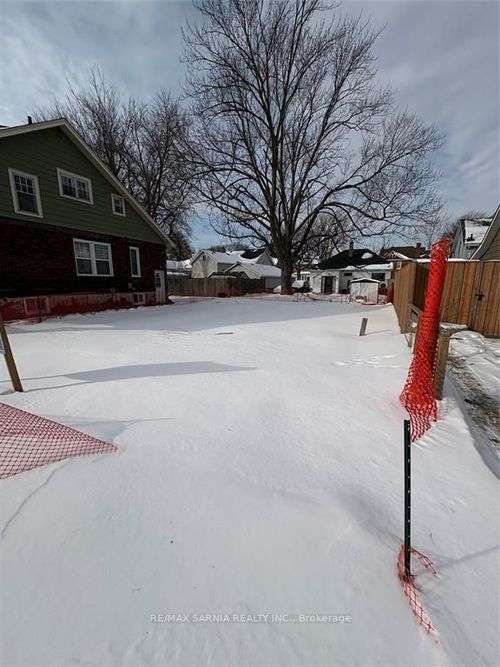 111 Stuart St, Sarnia, ON, N7T3A9 | Card Image