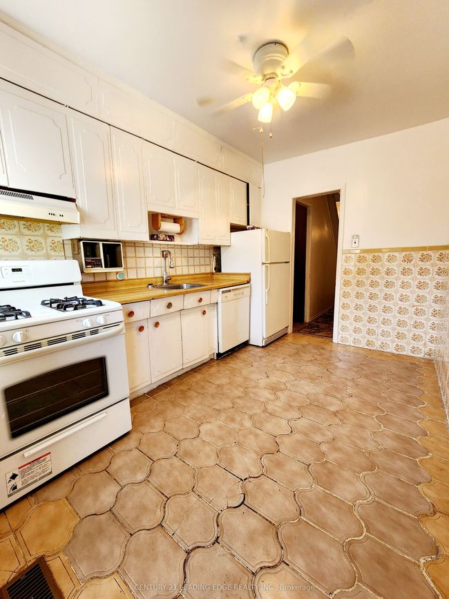 635 Coxwell Ave, House attached with 3 bedrooms, 2 bathrooms and null parking in Toronto ON | Image 13