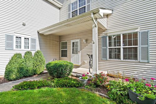 1075-1075 Castleshire Dr, Woodstock, IL, 60098-3170 | Card Image