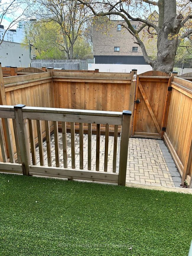 2 - 1666 Queen St E, Condo with 3 bedrooms, 2 bathrooms and 1 parking in Toronto ON | Image 19