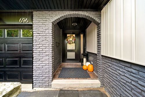 696 Francis Rd, Burlington, ON, L7T3X7 | Card Image