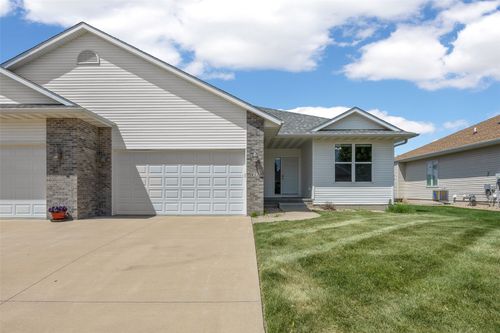 812 Dorchester Pl Ne, Cedar Rapids, IA, 52402-7358 | Card Image