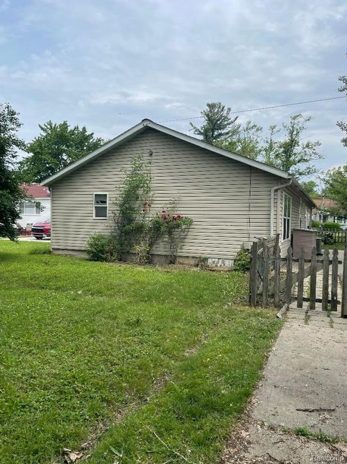 28055 Hanover Blvd, Westland, MI, 48186-5109 | Card Image