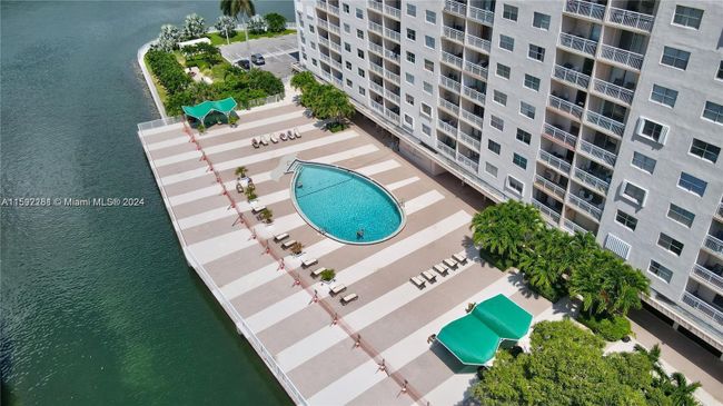 317 - 400 Kings Point Dr, Condo with 1 bedrooms, 1 bathrooms and null parking in Sunny Isles Beach FL | Image 8