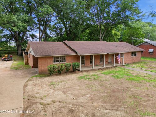 204 Porter St, Senatobia, MS, 38668-1915 | Card Image