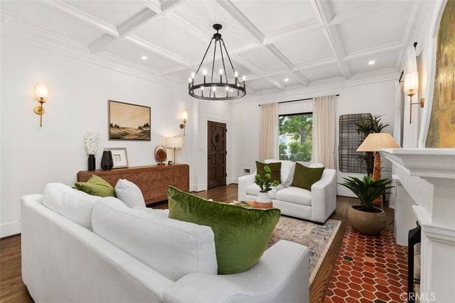 BOTTOM UNIT LIVINGROOM | Image 9