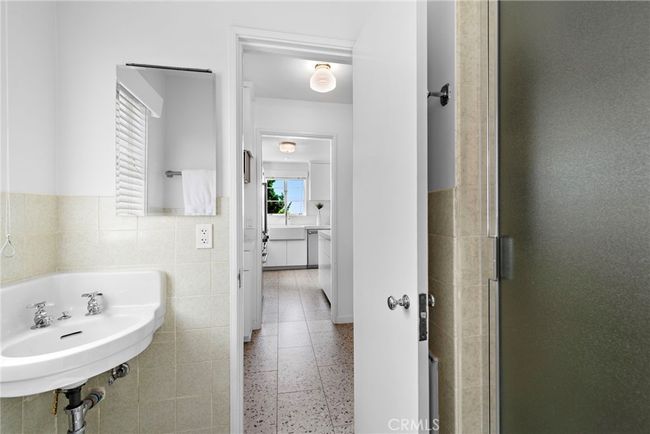 Flooring, sinks, lights, and fixtures all highlight it's architecture | Image 12