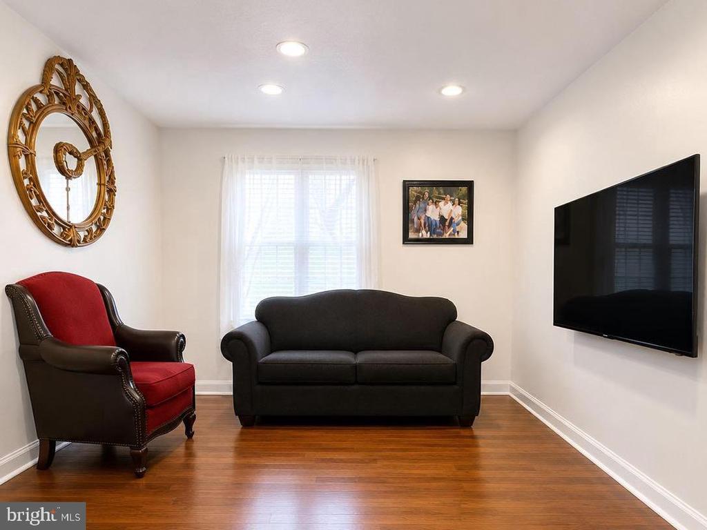 Residential in WOODBRIDGE 3