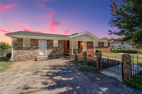 215 Scenic Cir, Boiling Springs, SC, 29316-5645 | Card Image