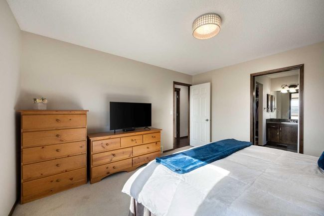 174 Chapalina Terr Se, House other with 4 bedrooms, 4 bathrooms and 4 parking in Calgary AB | Image 14