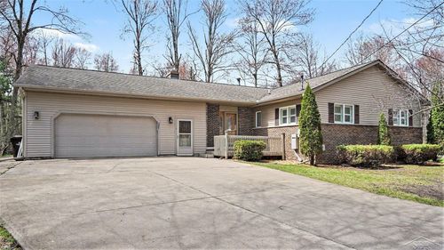 3323 N Lakeside Dr, Sanford, MI, 48657-9472 | Card Image
