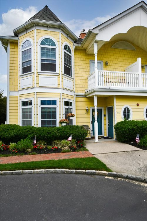 802 Emily Dr, Patchogue, NY, 11772-3757 | Card Image