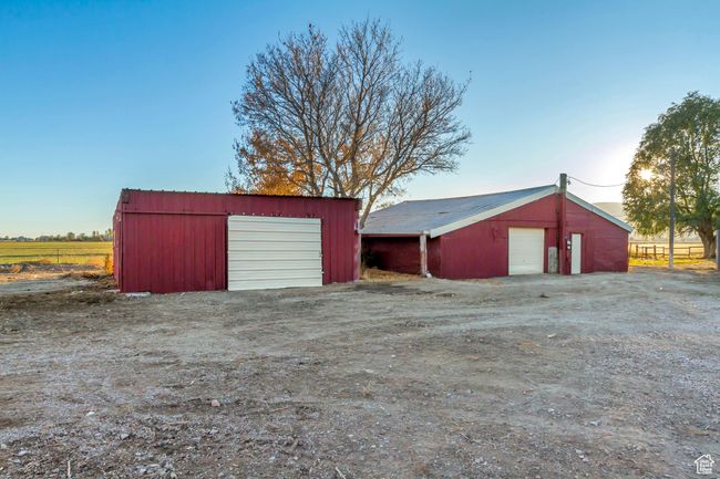 Shop building on the right, one-car garage on the left | Image 11
