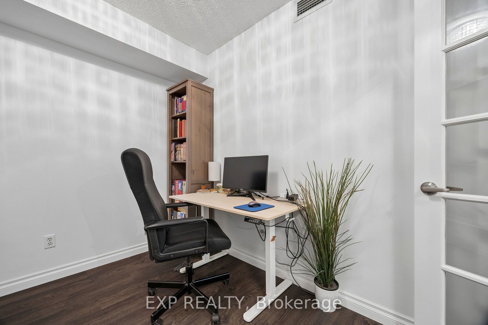 Residential in Toronto W06 3