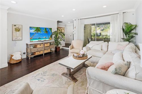 9735 Via Roma, Burbank, CA, 91504 | Card Image