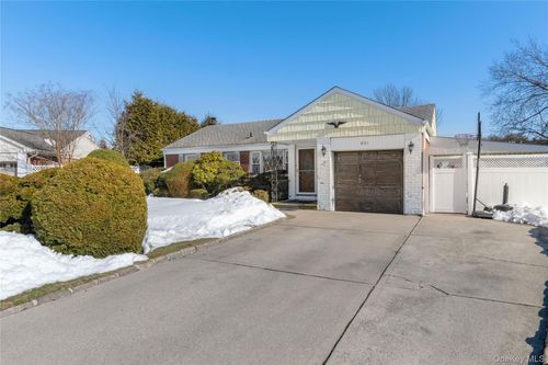 851 Hemlock St, Franklin Square, NY, 11010-4007 | Card Image