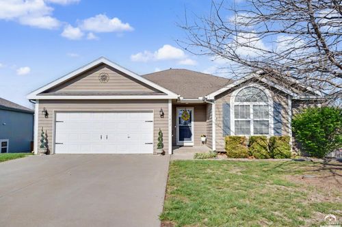 1413 Arrowwood Dr, Eudora, KS, 66025-7917 | Card Image