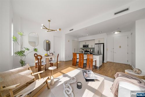 4 Beacon Way, Jersey City, NJ, 07304-6102 | Card Image