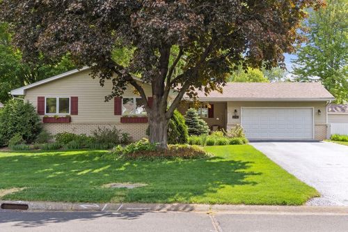 2124 Pleasant View Dr, New Brighton, MN, 55112-5351 | Card Image