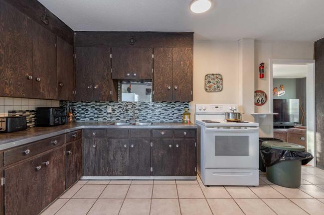 126 3 St, House other with 5 bedrooms, 2 bathrooms and 4 parking in Stirling AB | Image 7