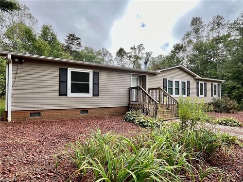 1095 Piney Meadows Dr, Walnut Cove, NC, 27052-5621 | Card Image