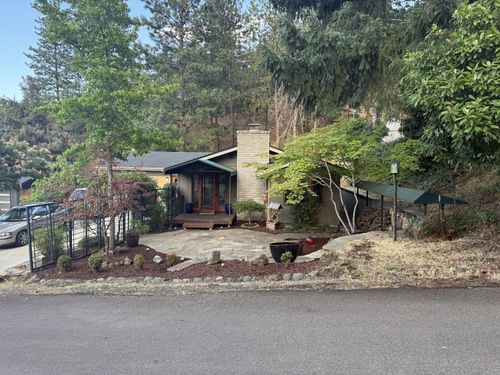 802 Beach St, Ashland, OR, 97520-3216 | Card Image