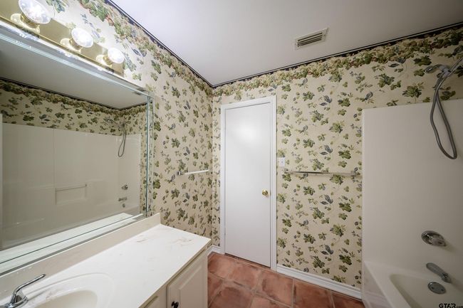 APT-602 - 5401 Hollytree Dr, Condo with 3 bedrooms, 2 bathrooms and null parking in Tyler TX | Image 9