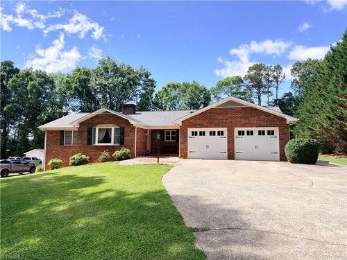 204 Windsor Park Dr, Dobson, NC, 27017-8528 | Card Image