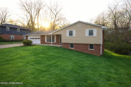 908 Westwood Dr, Jefferson City, MO, 65109-1842 | Card Image