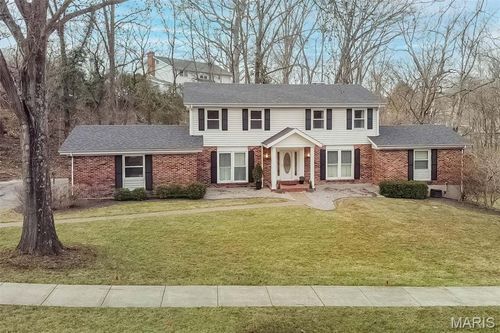 135 Greentrails Dr S, Chesterfield, MO, 63017-2913 | Card Image