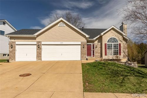 2235 Silver Lake Estates Dr, Pacific, MO, 63069-5565 | Card Image